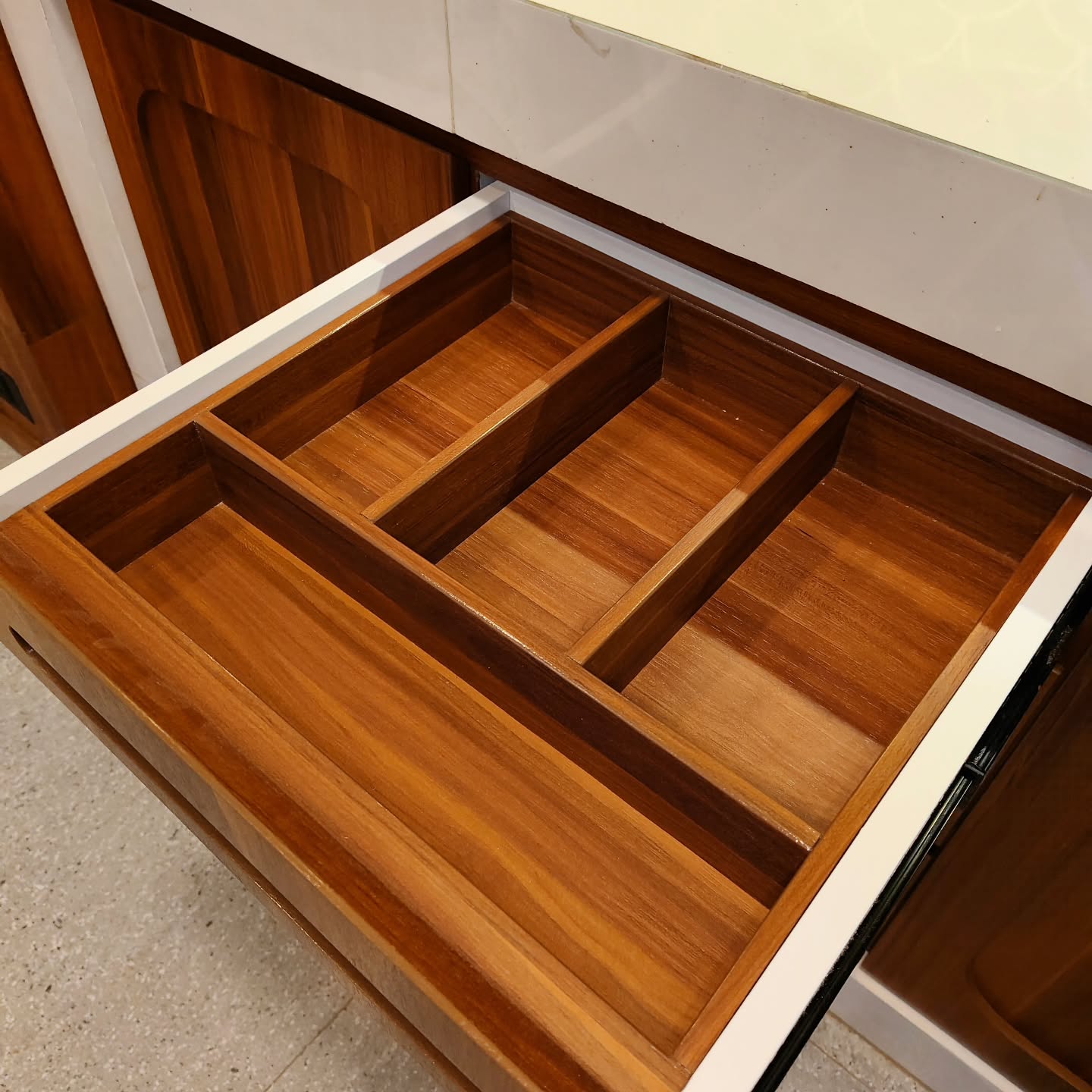 Interior Detail & Cutlery Rack — foto 1