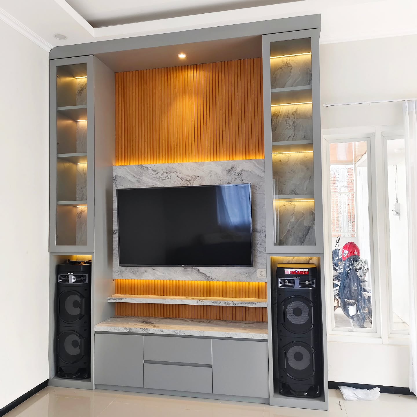 Full Backdrop TV & Cabinet — foto 1